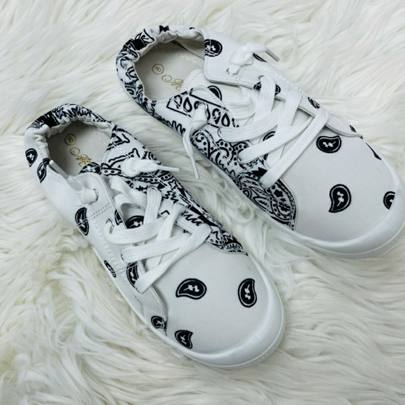 ‼️CLEARANCE PRICE FIRM‼️White Bandana Sneakers🖤🤍 - Picture 7 of 9